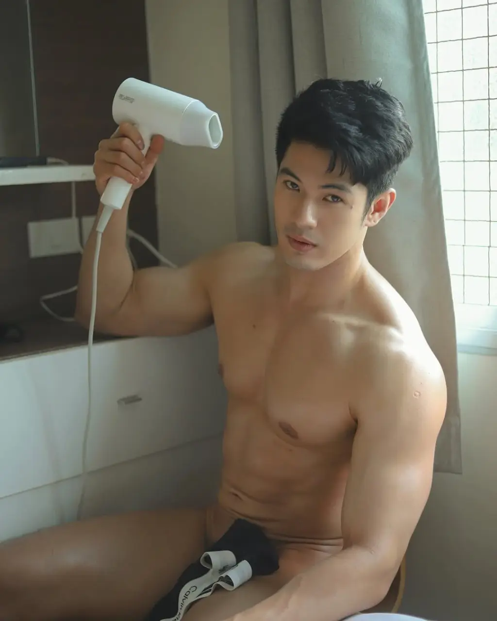 Cool GUY : Bee Tawanchat