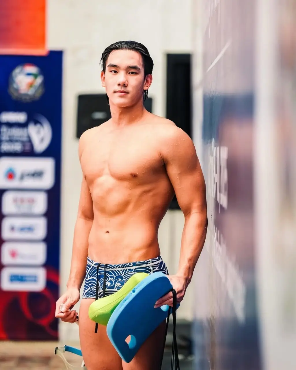 นักกีฬาว่ายน้ำหนุ่มน้อย 13