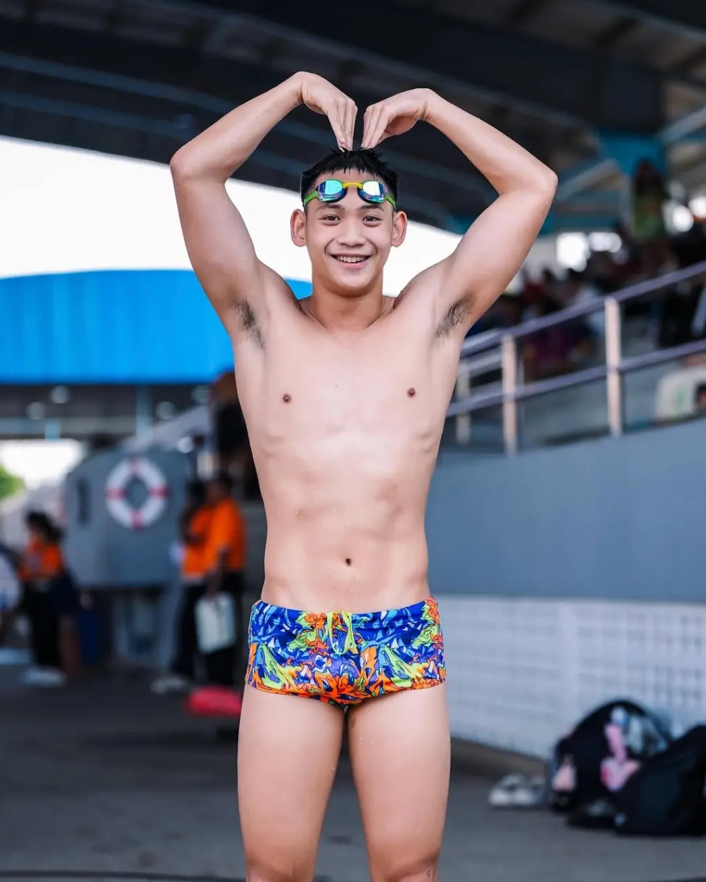 นักกีฬาว่ายน้ำหนุ่มน้อย 15
