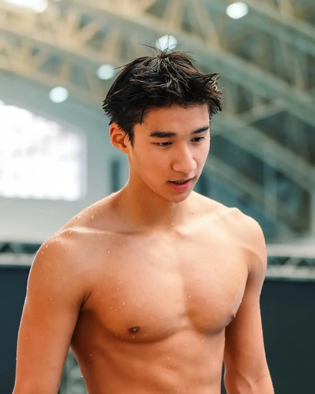 นักกีฬาว่ายน้ำหนุ่มน้อย 15