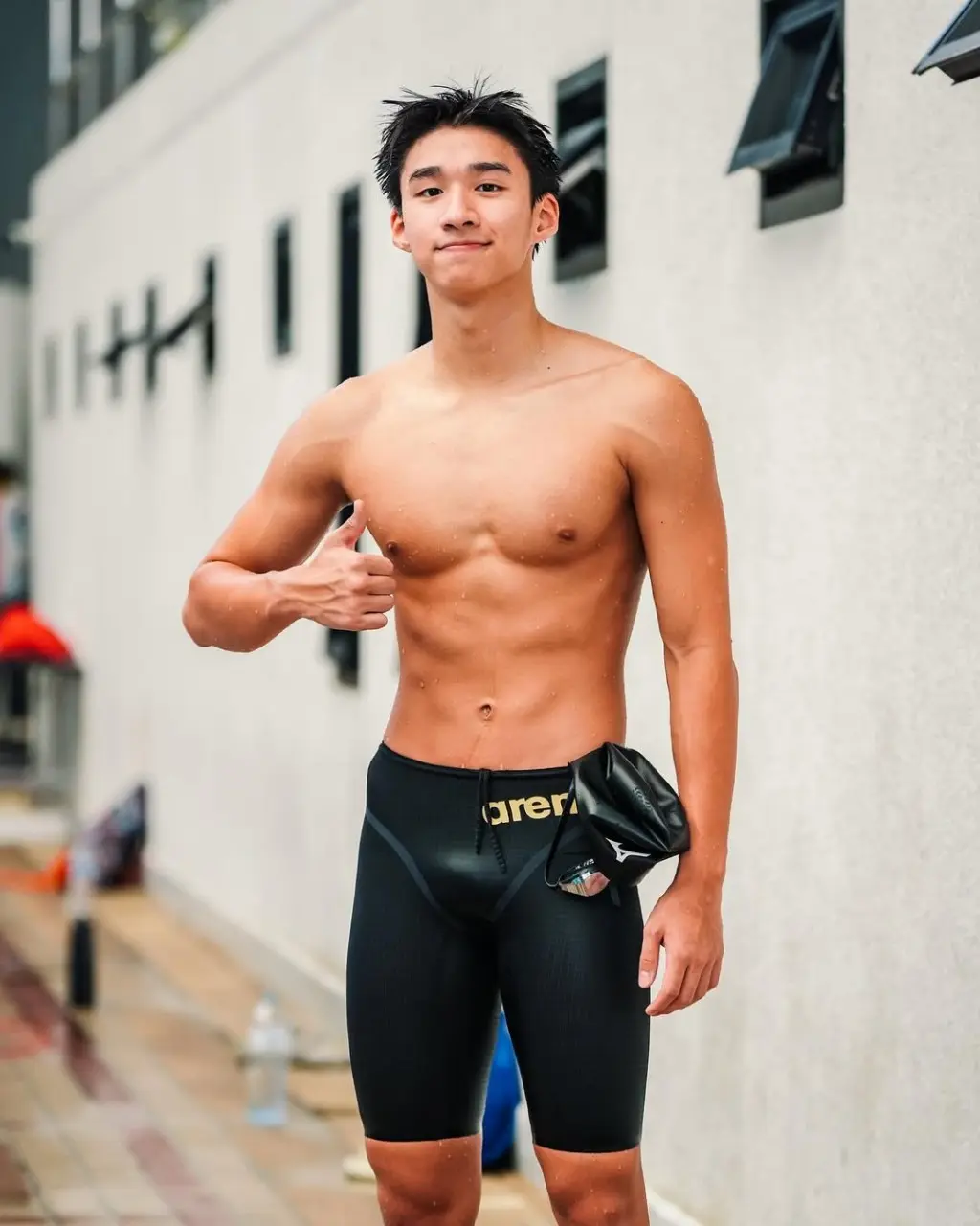 นักกีฬาว่ายน้ำหนุ่มน้อย 15