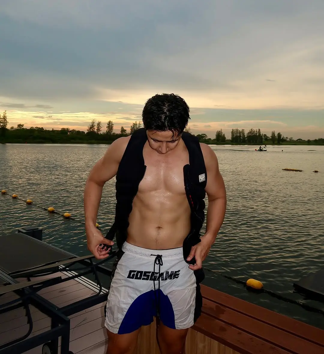 จุ่มนมแล้วเลีย