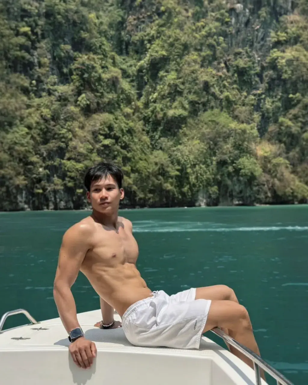 จุ่มนมแล้วเลีย