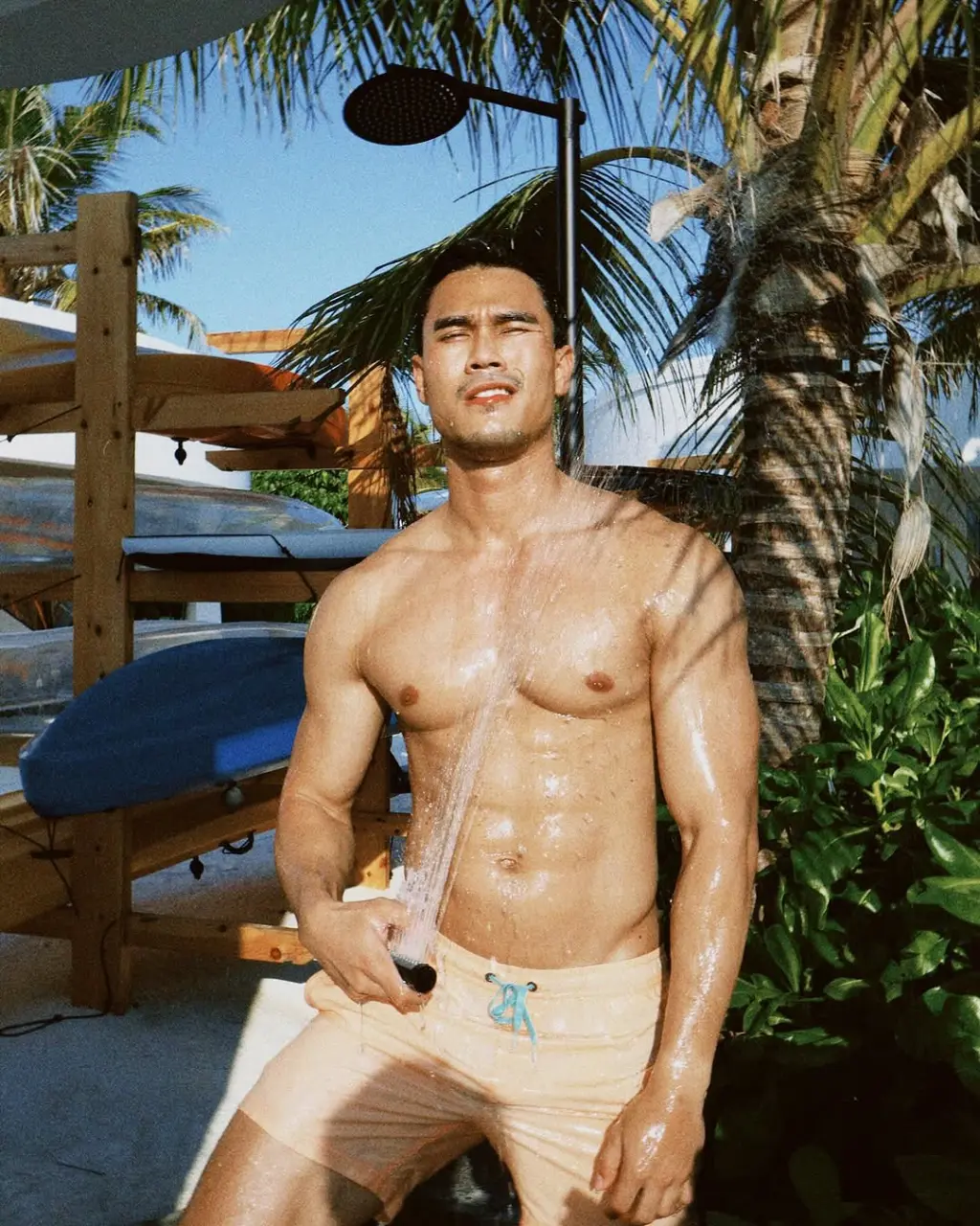 Swimsuit : Ratthee Vorarojyothin