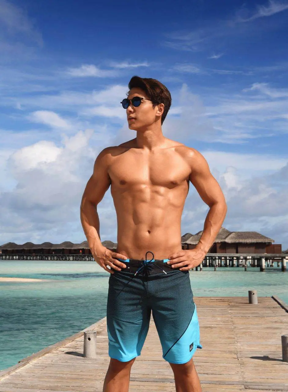 Swimsuit : Ratthee Vorarojyothin