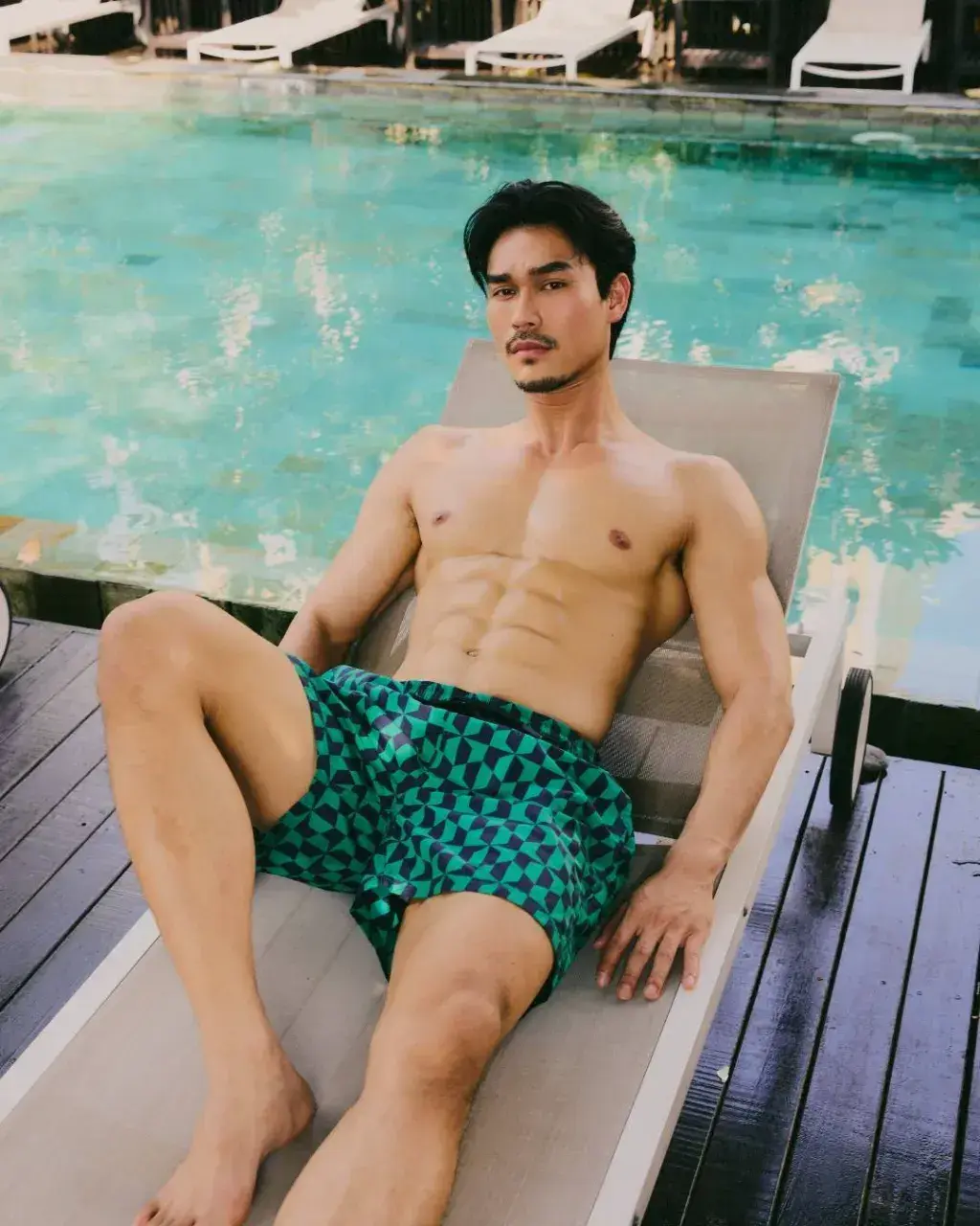 Swimsuit : Ratthee Vorarojyothin