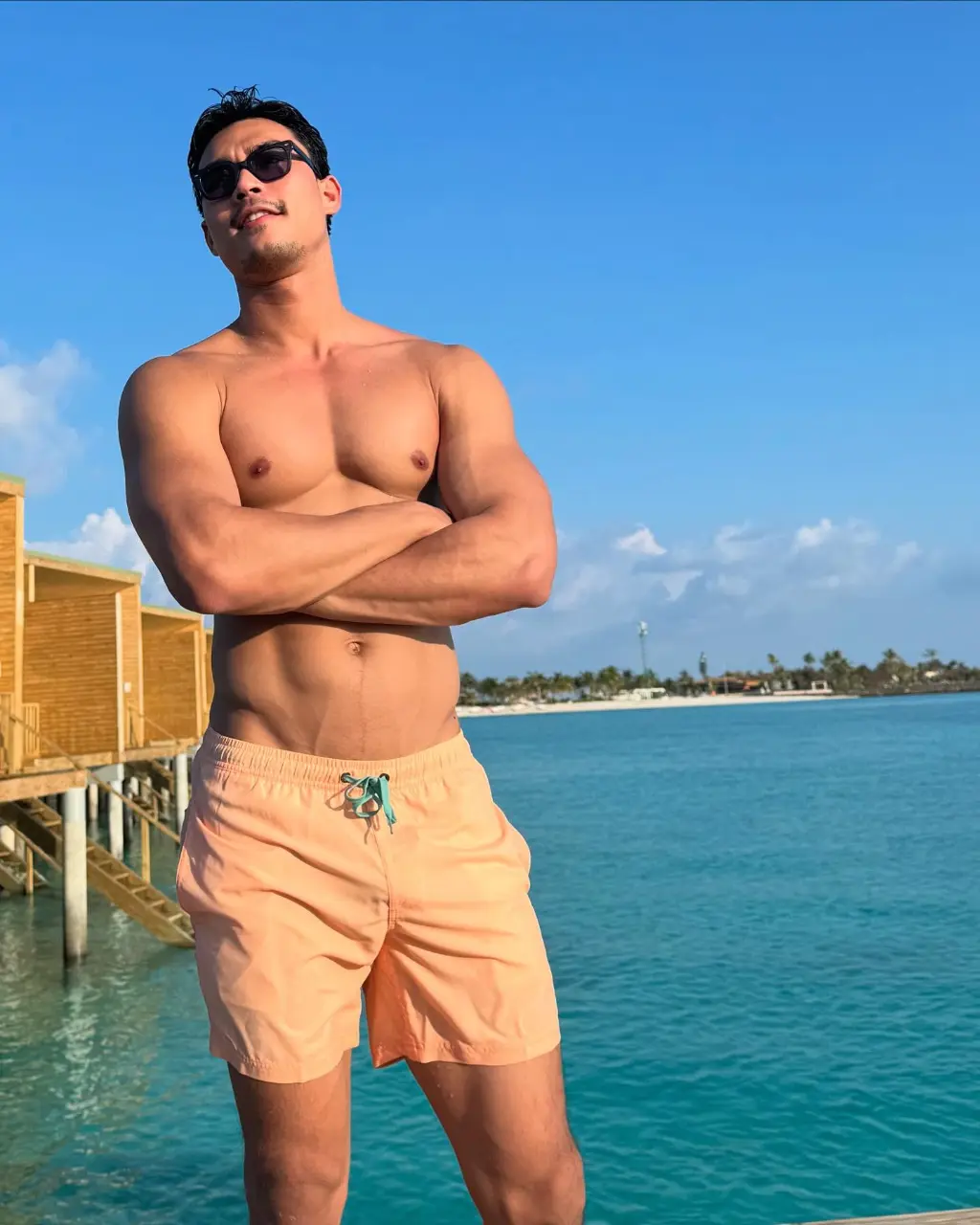 Swimsuit : Ratthee Vorarojyothin