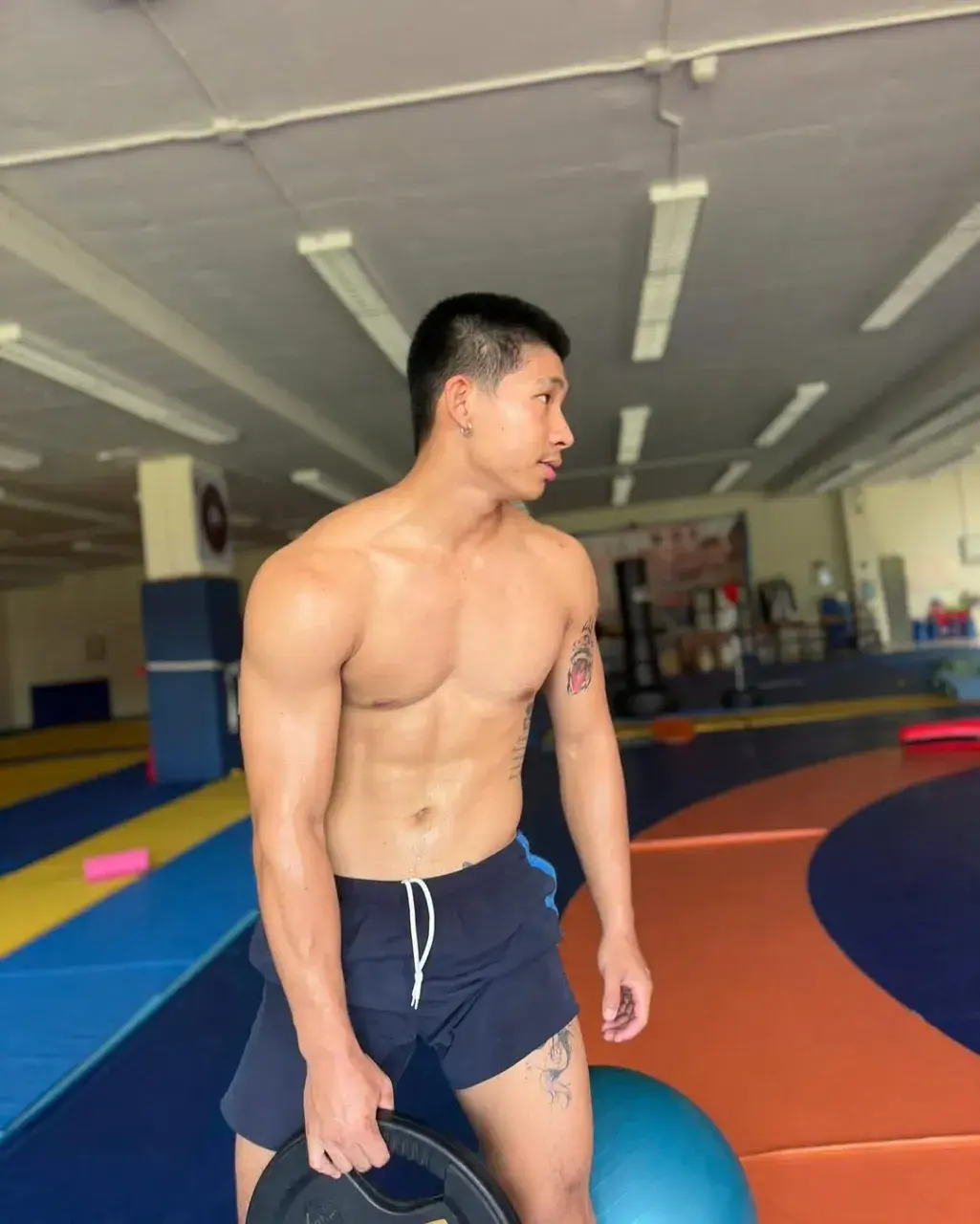 กล้ามน้อนโดนติ่งแตก