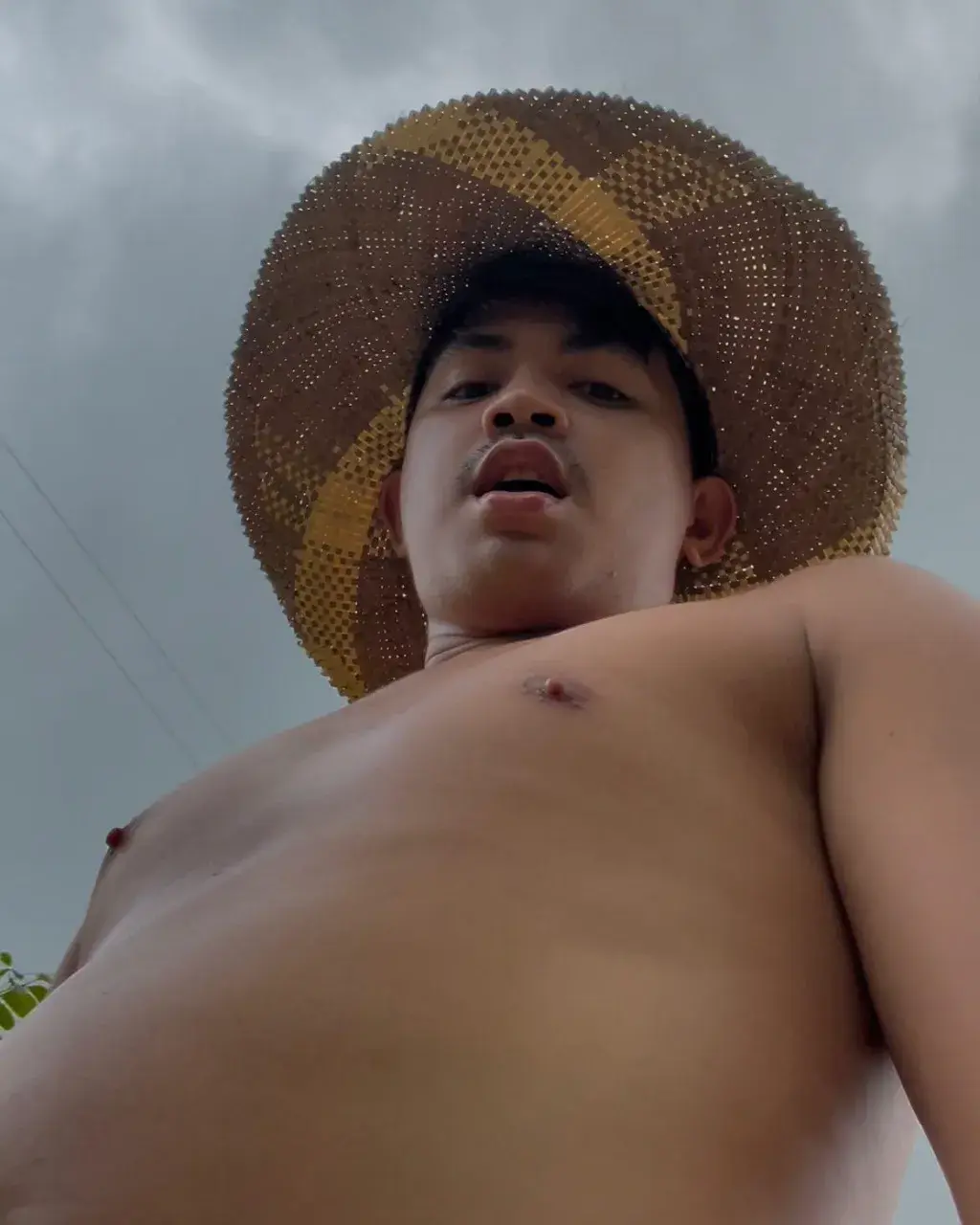 กลิ่นหนุ่มโชยมา