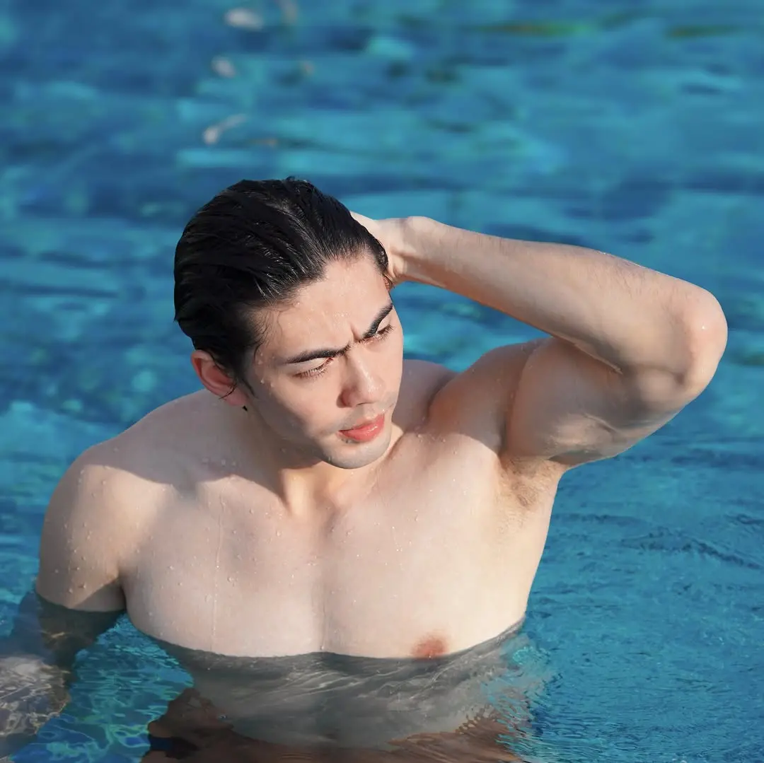 สูงยาวขาวล่ำ