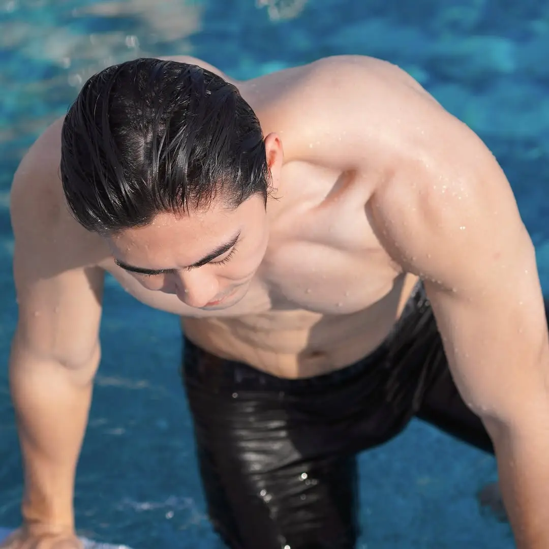 สูงยาวขาวล่ำ