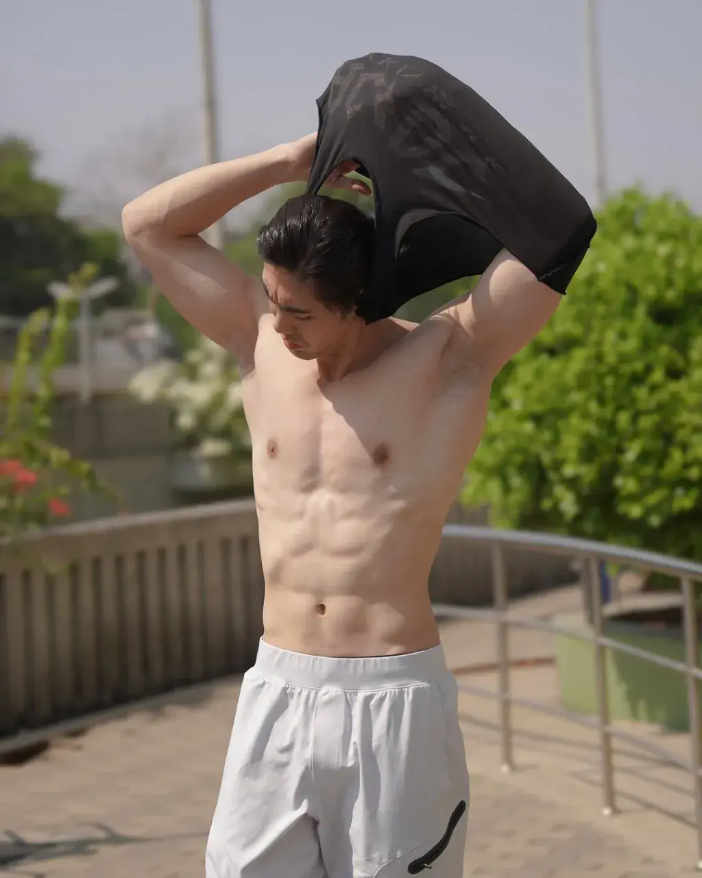 สูงยาวขาวล่ำ