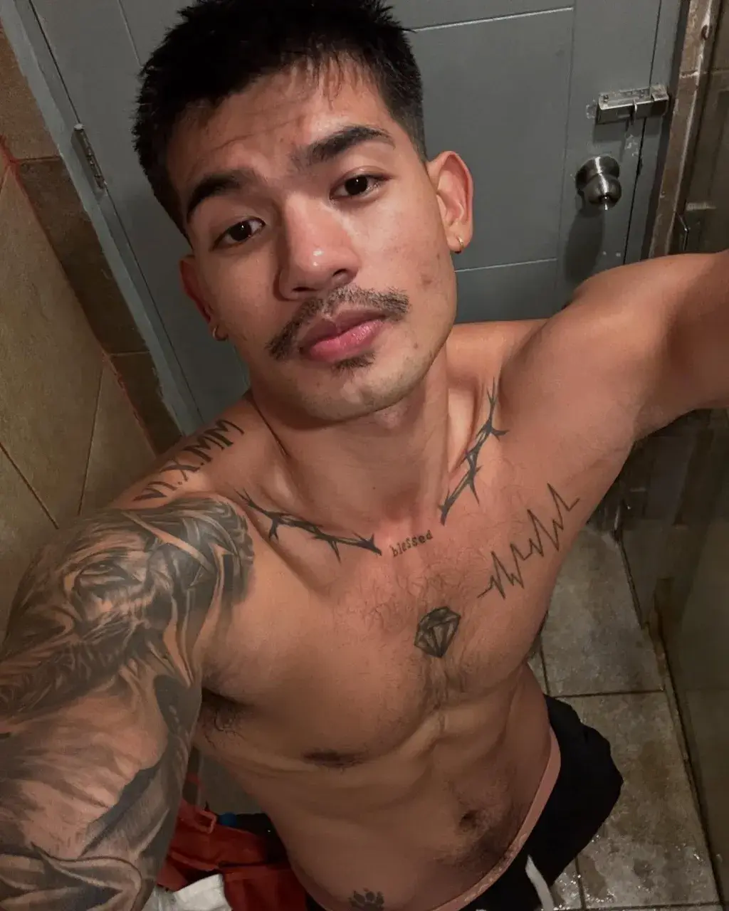 หนวด กับ นม