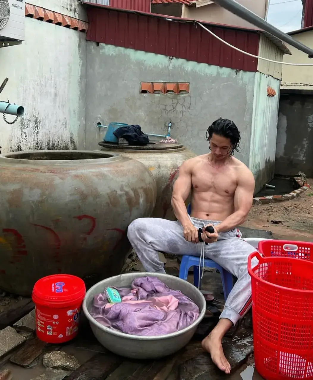 หนุ่ม..ซักผ้า