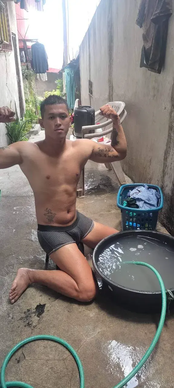 หนุ่ม..ซักผ้า