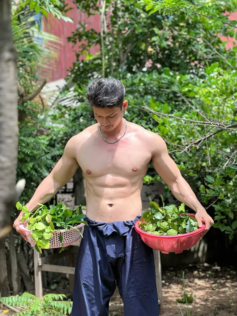 ขาว อม นม ชมพู