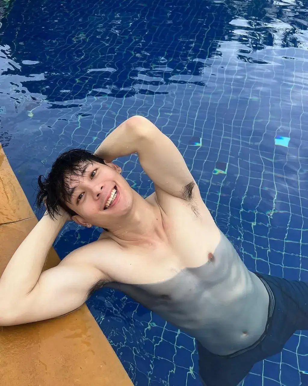 ขาว อม นม ชมพู