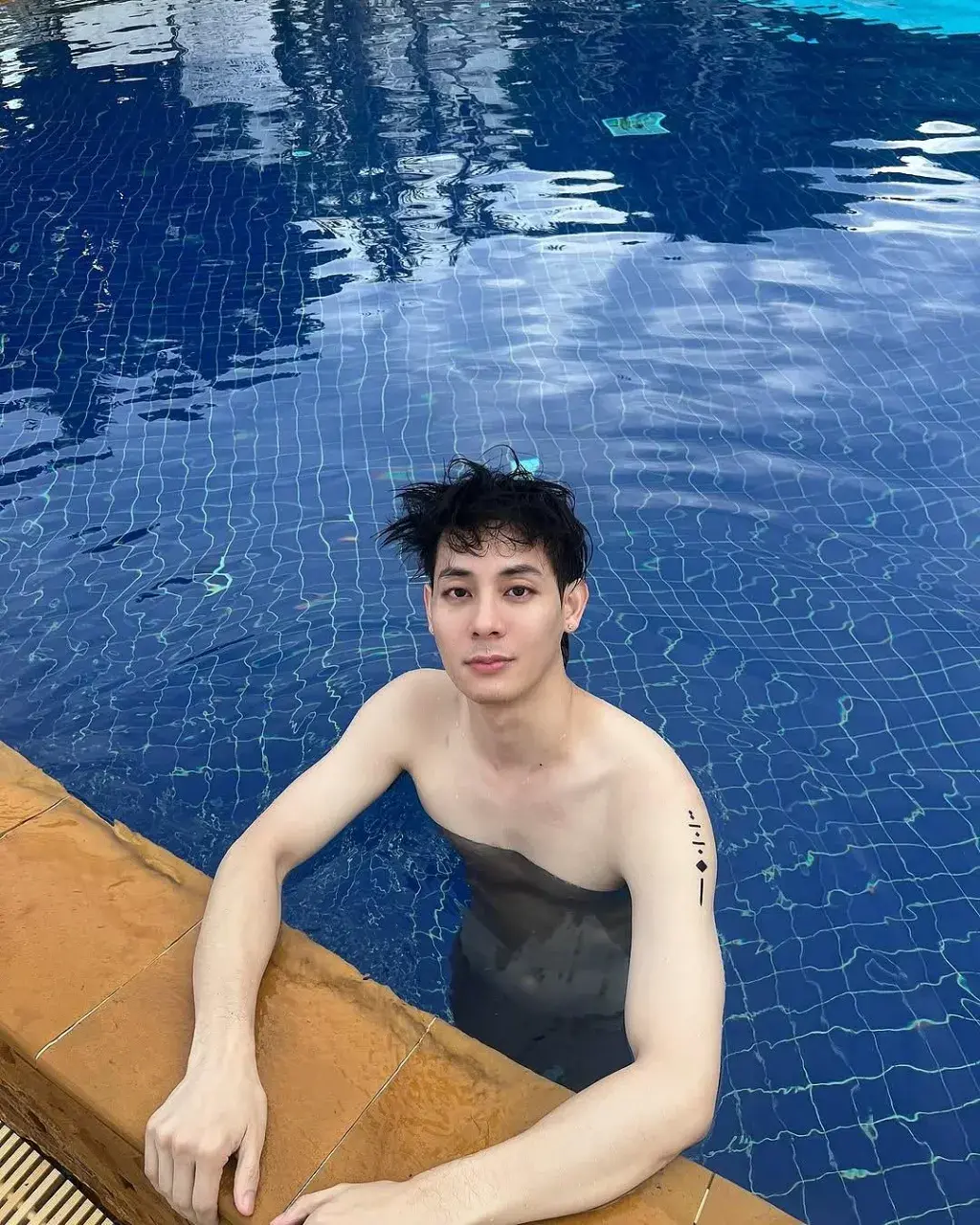 ขาว อม นม ชมพู