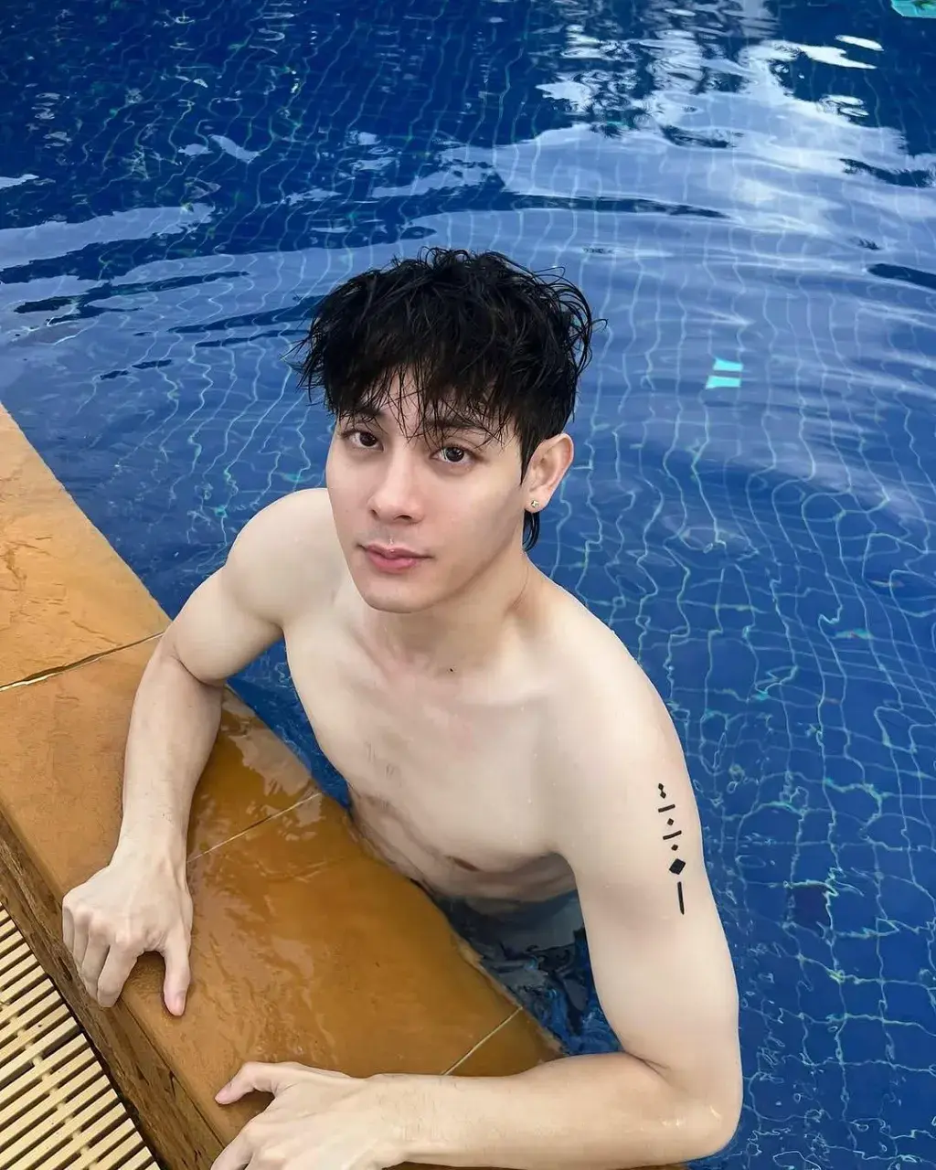 ขาว อม นม ชมพู