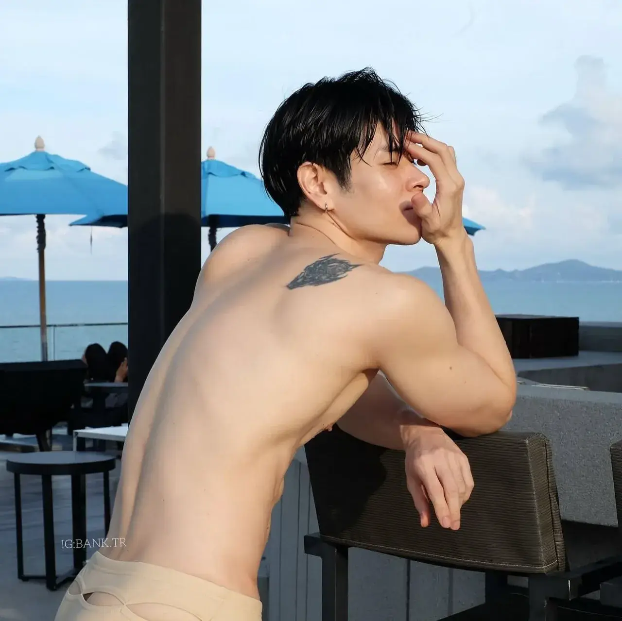 ขาว อม นม ชมพู