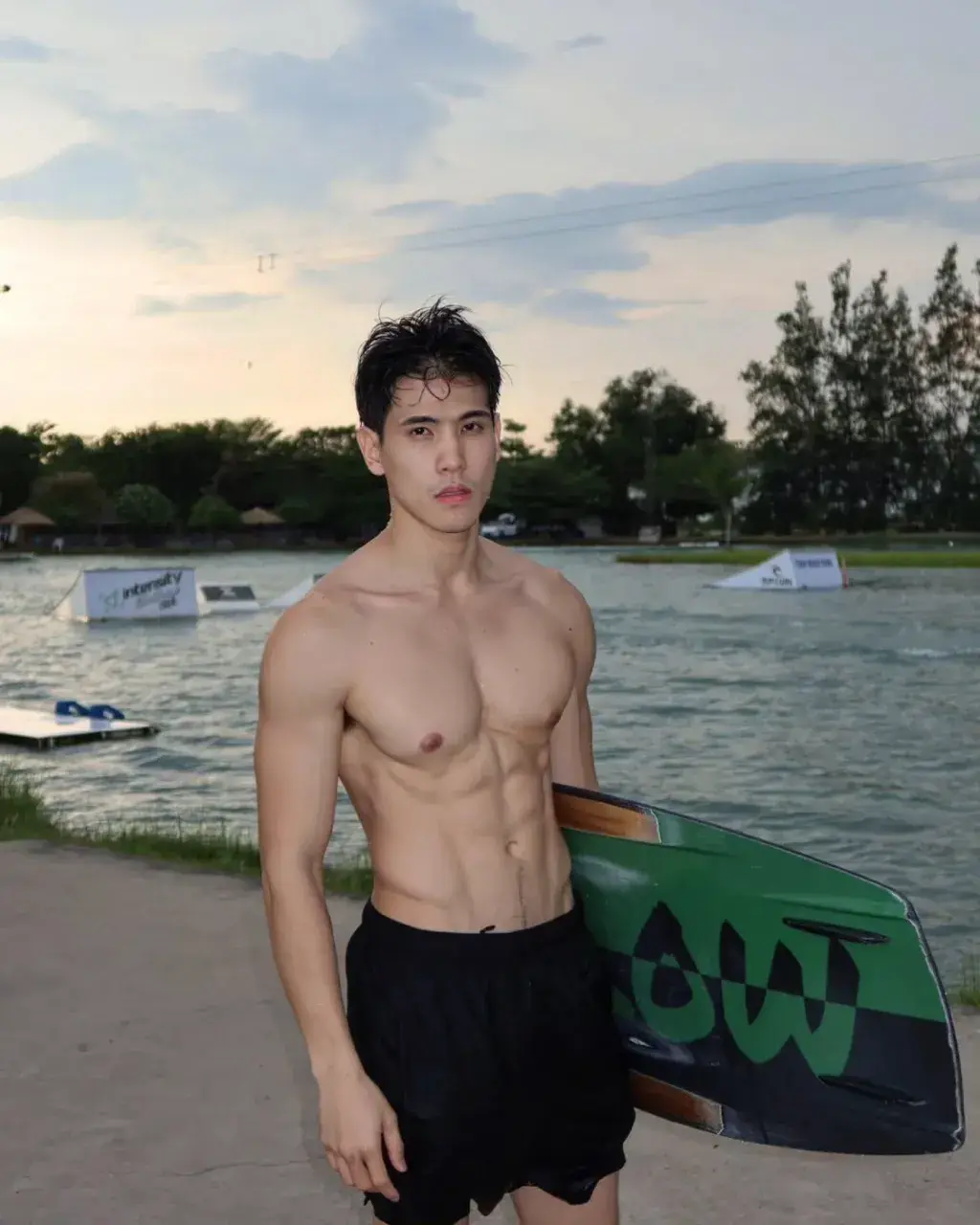 ขาว อม นม ชมพู