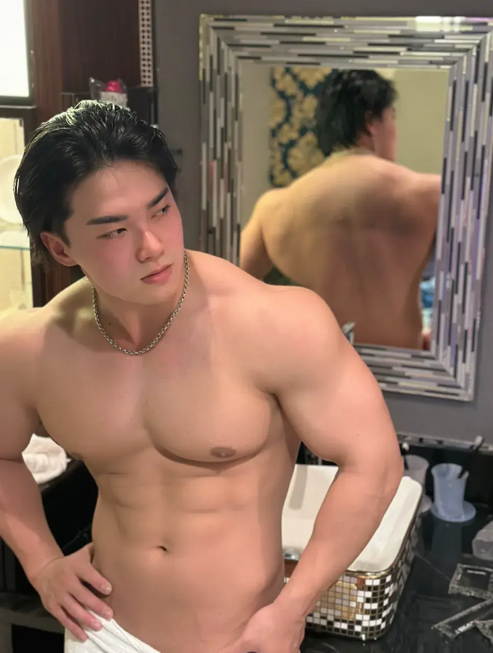 หนุ่มญี่ปุ่นแดนพระอาทิตย์อุทัย.