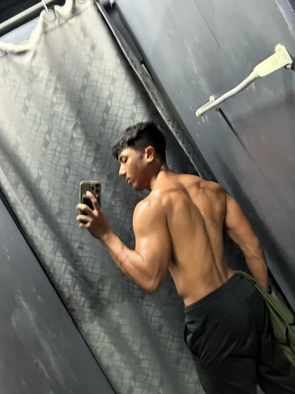 แบกท่อน้ำไว้ปล่อยนาน้อง
