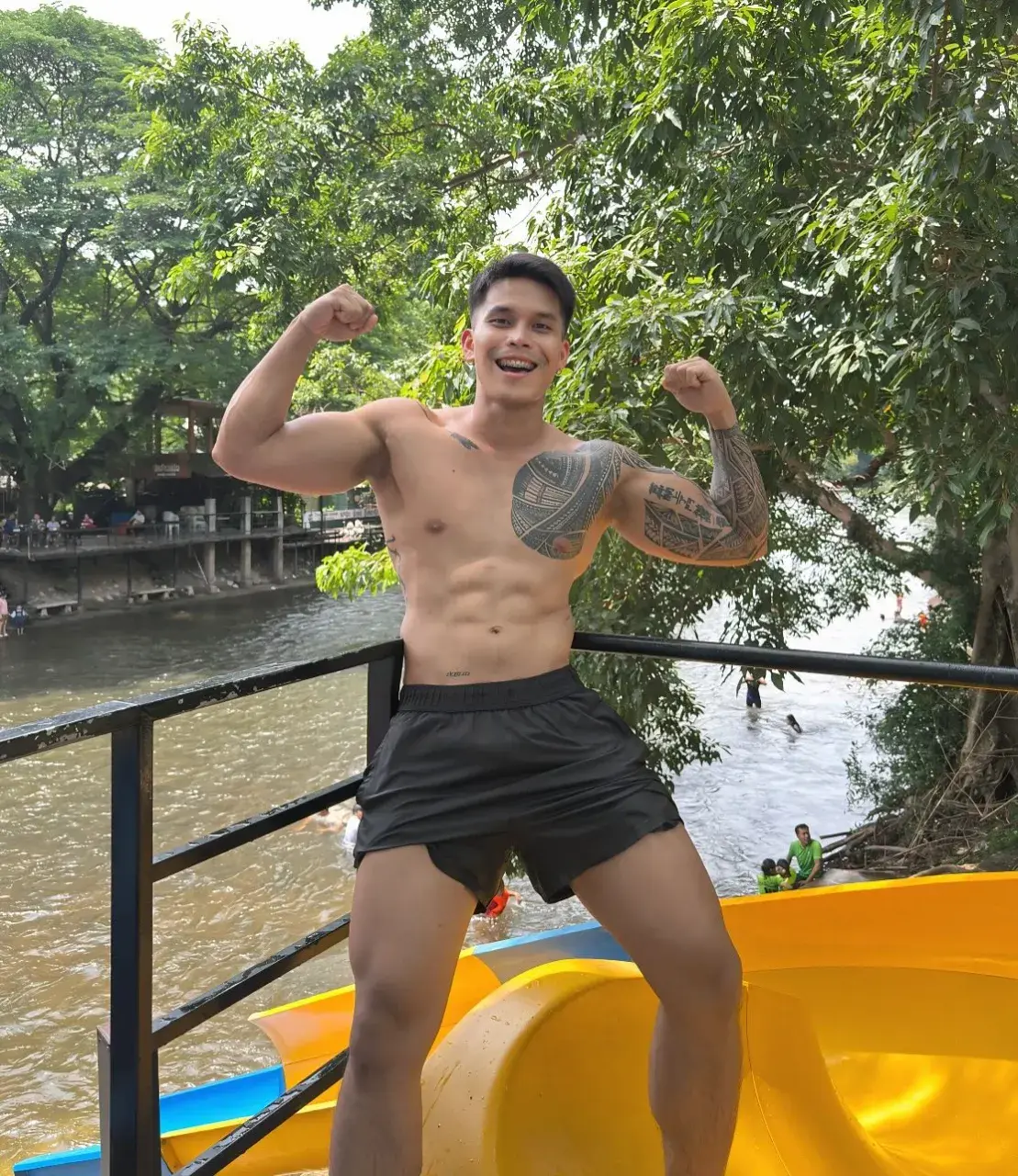 แบกท่อน้ำไว้ปล่อยนาน้อง