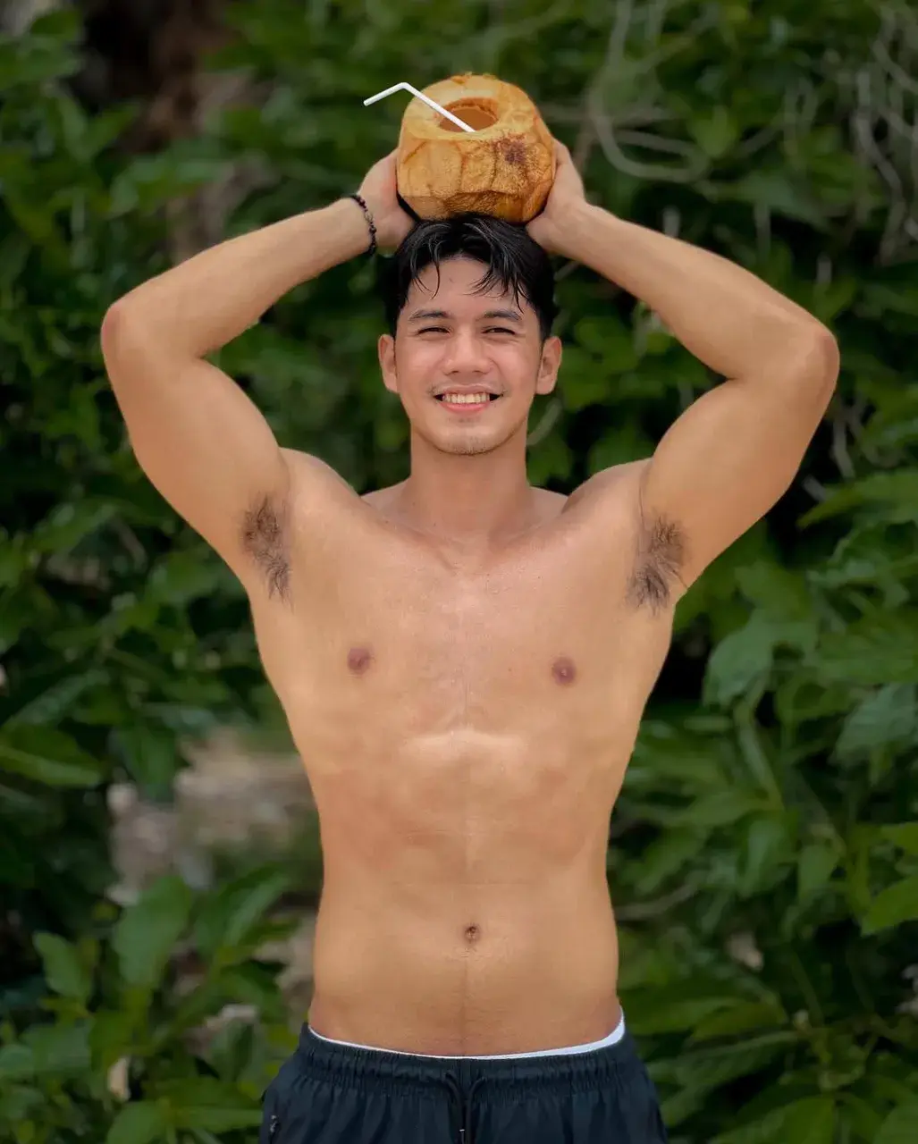 แค่เธอชูแขนเราก้อเสียวเสร็จ