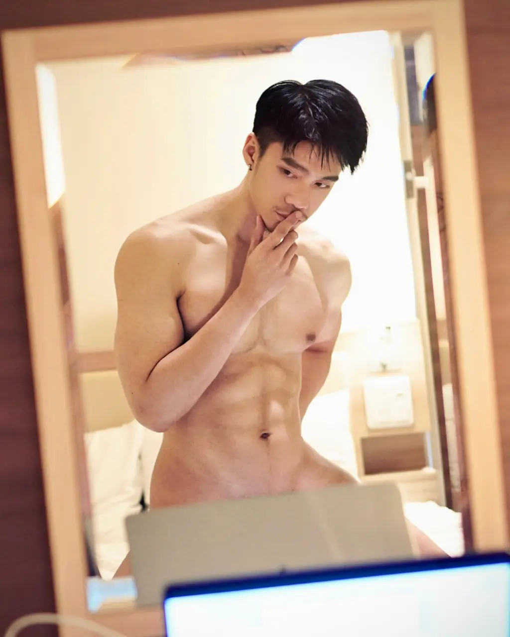 Some of Mckers' risqué postings - โพสต์ที่ไม่เหมาะสมของ Mckers