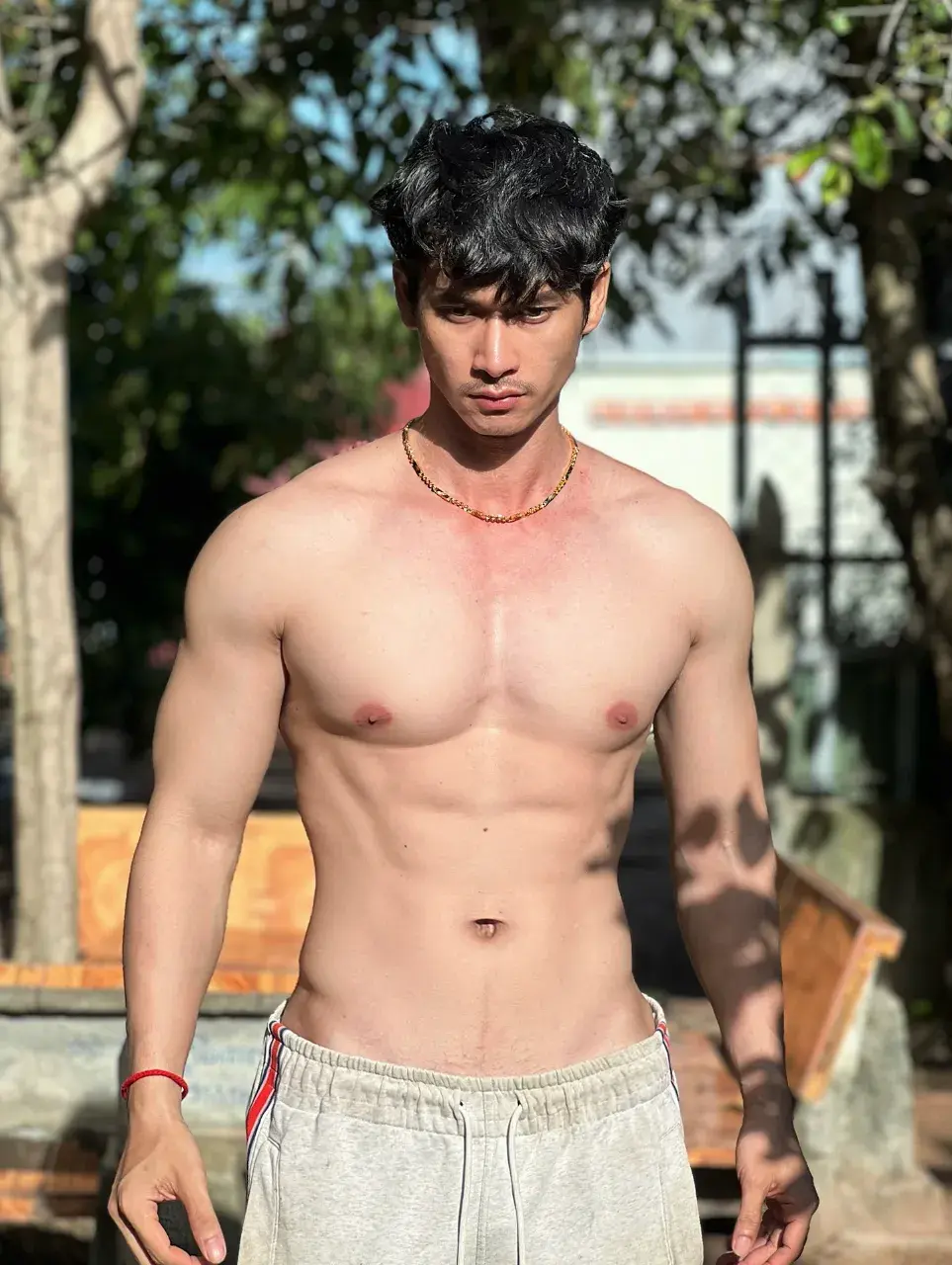 สูงยาวเข่าดีสมคำร่ำลือ