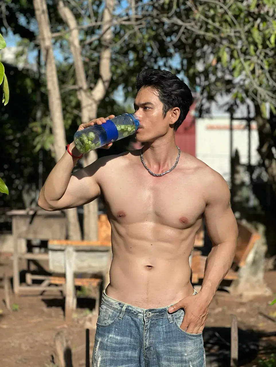 สูงยาวเข่าดีสมคำร่ำลือ