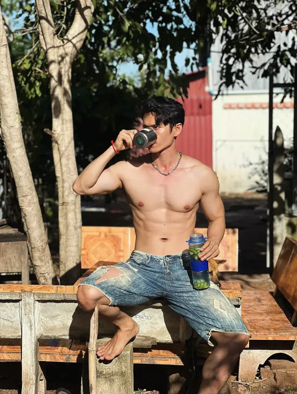 สูงยาวเข่าดีสมคำร่ำลือ