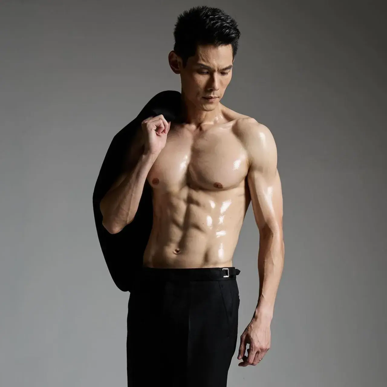 สูงยาวเข่าดีสมคำร่ำลือ