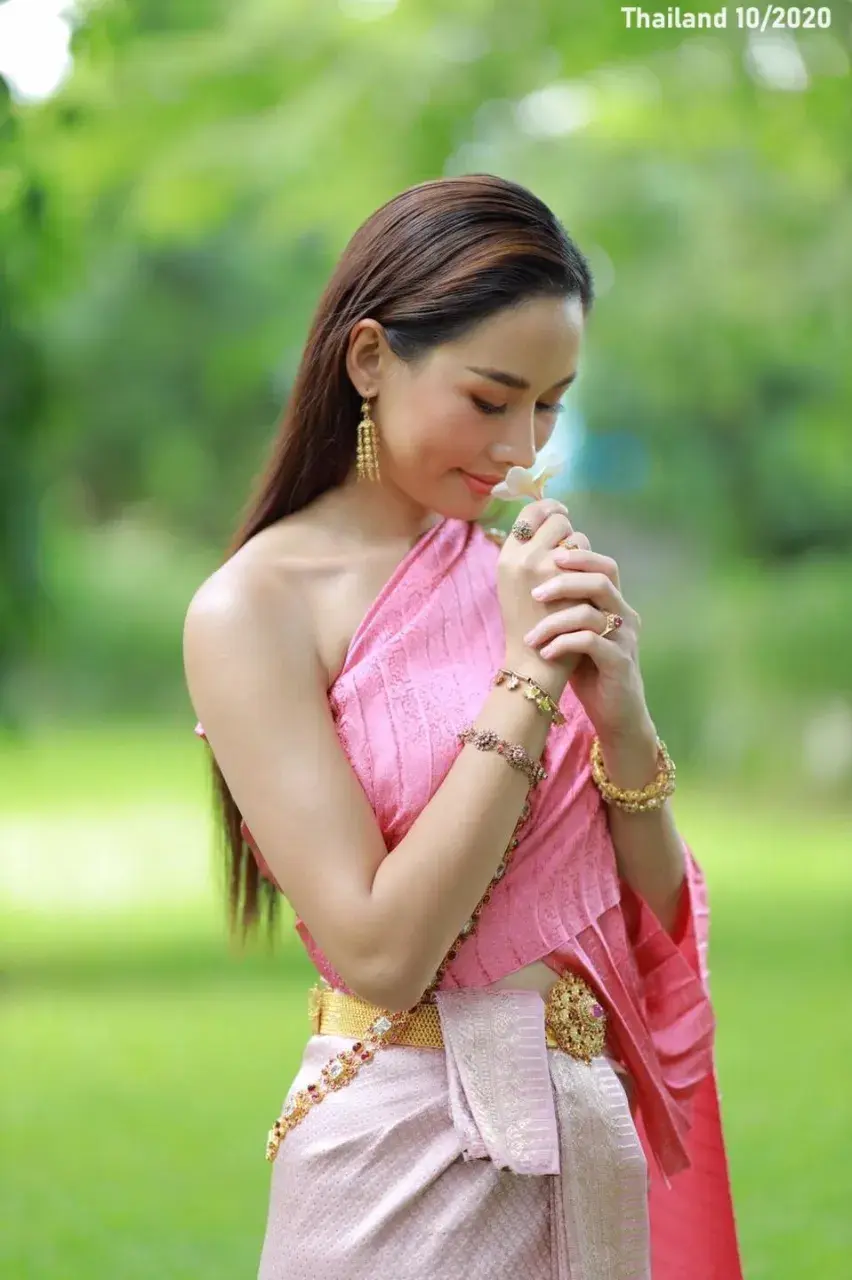 Lady in the Early Rattakosin Thai Dress 🇹🇭
