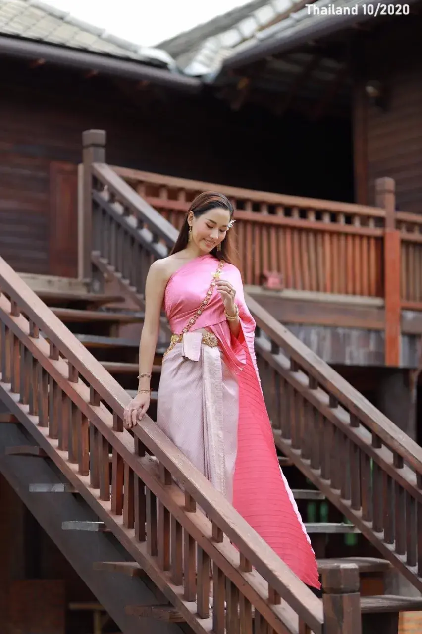 Lady in the Early Rattakosin Thai Dress 🇹🇭