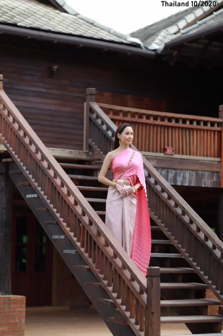 Lady in the Early Rattakosin Thai Dress 🇹🇭