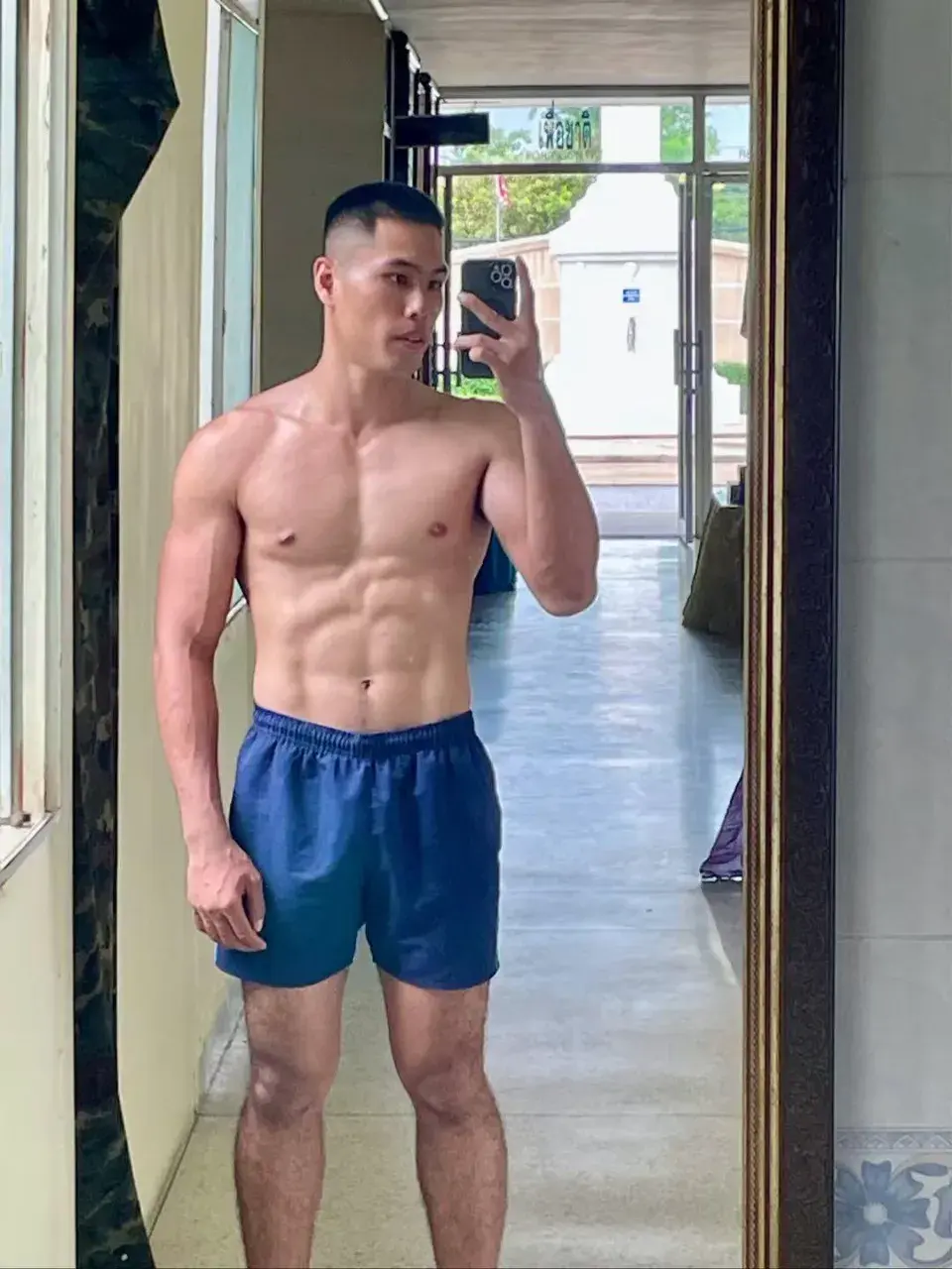 กัดพุงเล่น
