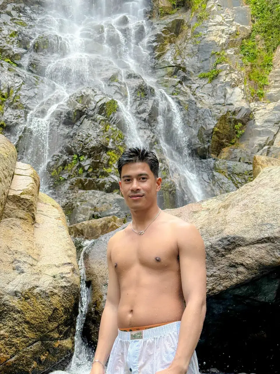 กัดพุงเล่น