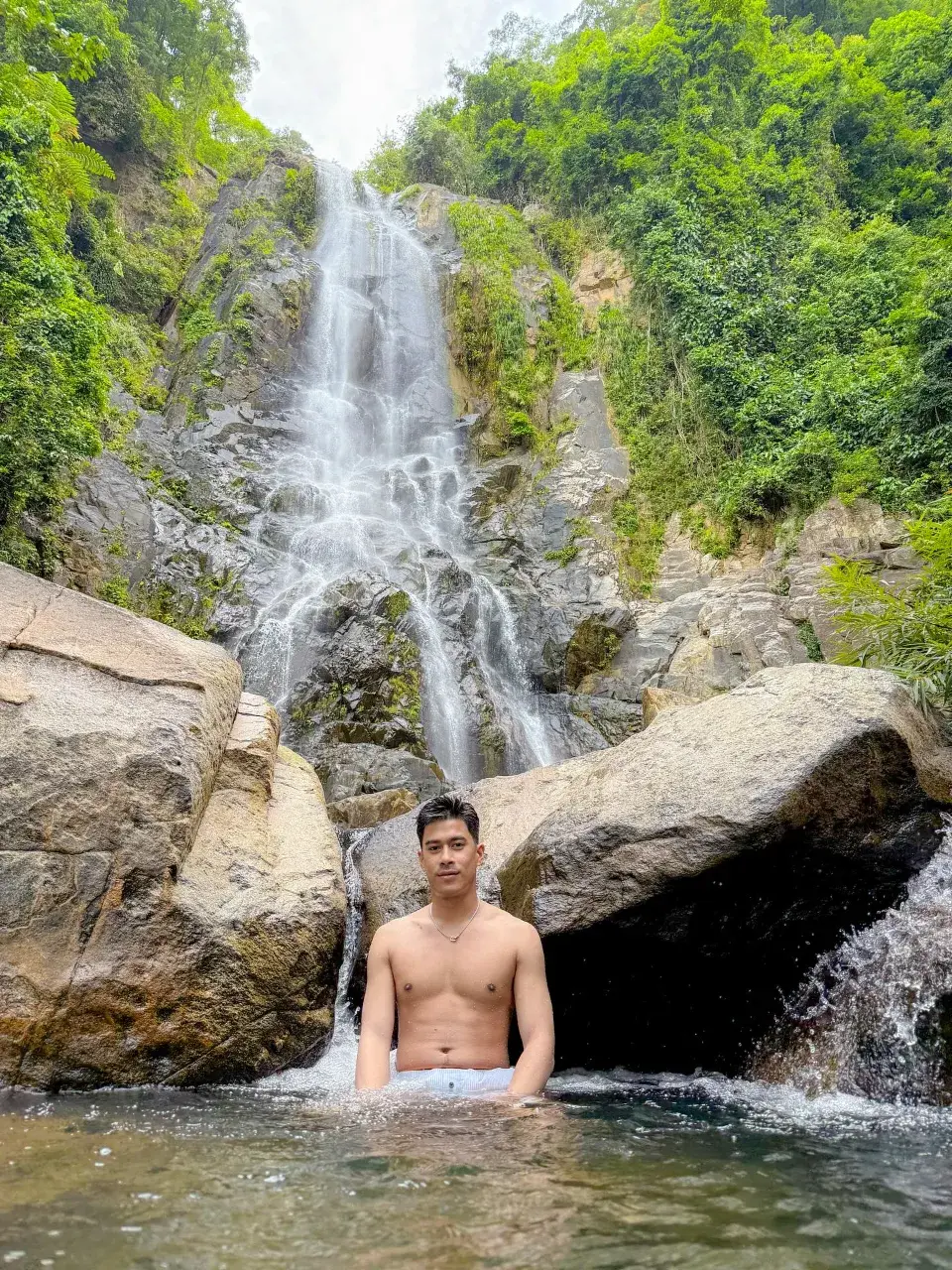 กัดพุงเล่น