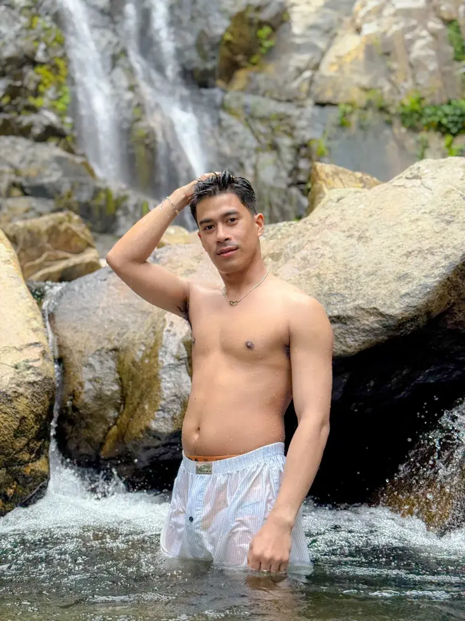 กัดพุงเล่น
