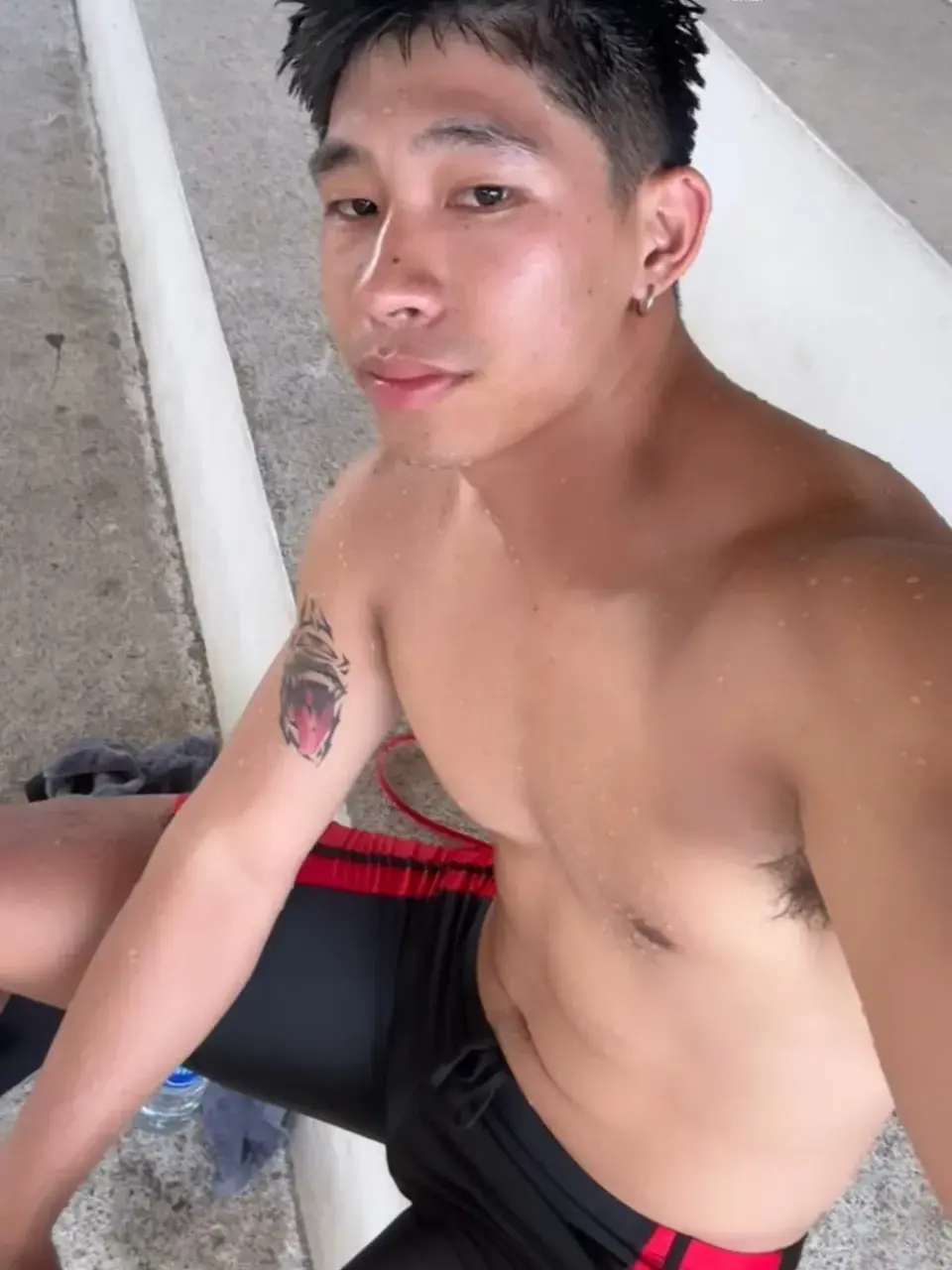 กัดพุงเล่น