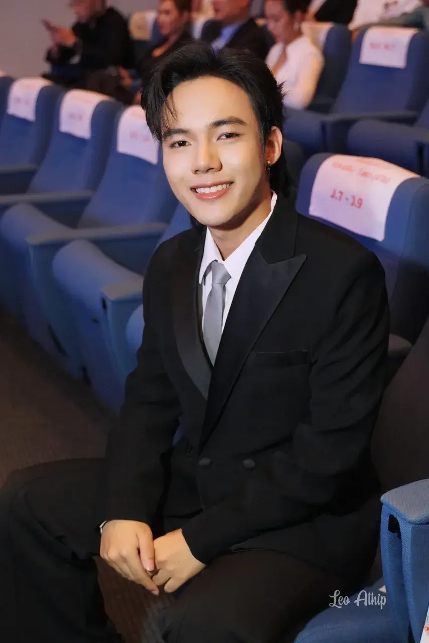 ลีโอ อธิป นักร้องลูกทุ่งดาวรุ่งชายยอดเยี่ยมแห่งปี
