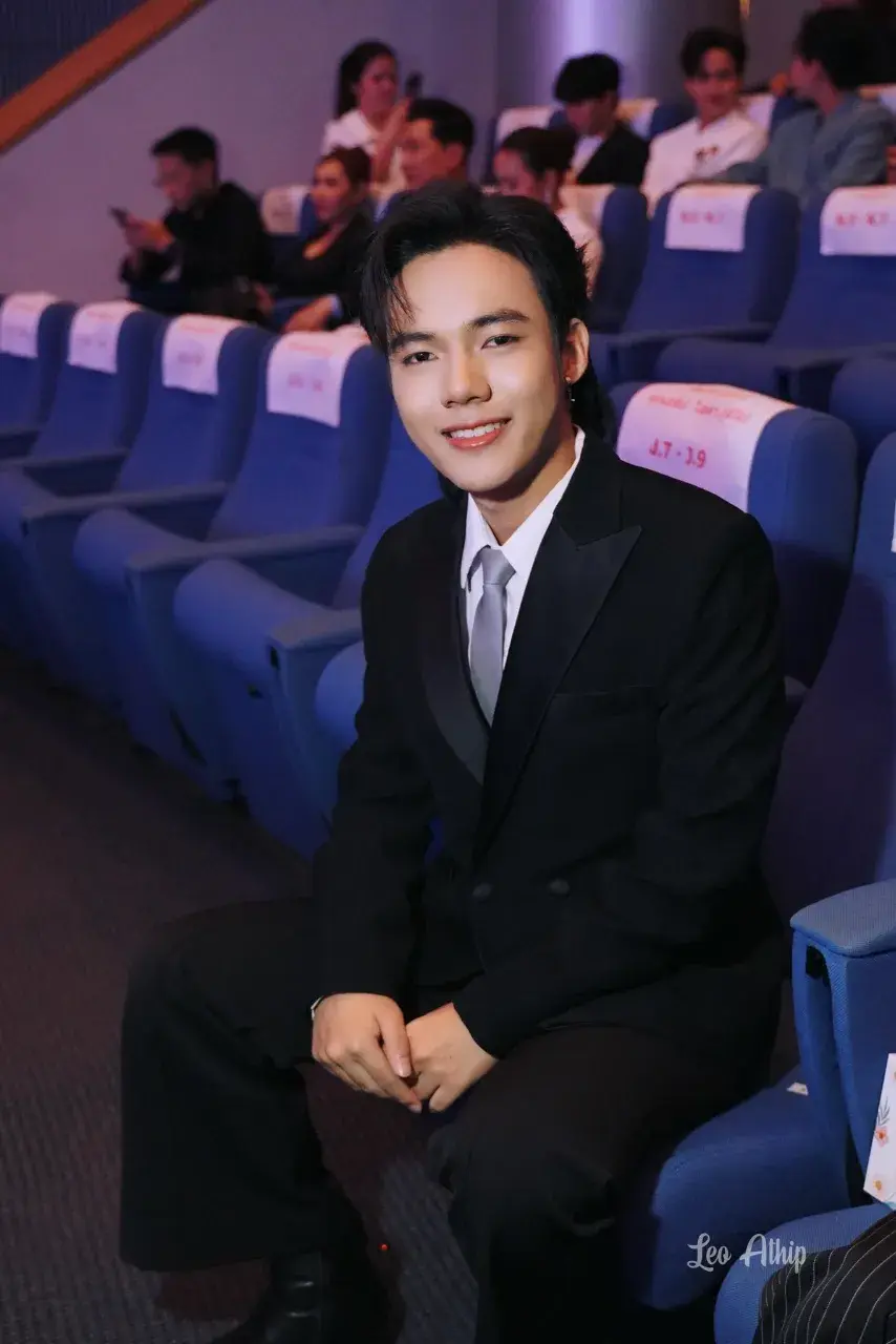 ลีโอ อธิป นักร้องลูกทุ่งดาวรุ่งชายยอดเยี่ยมแห่งปี