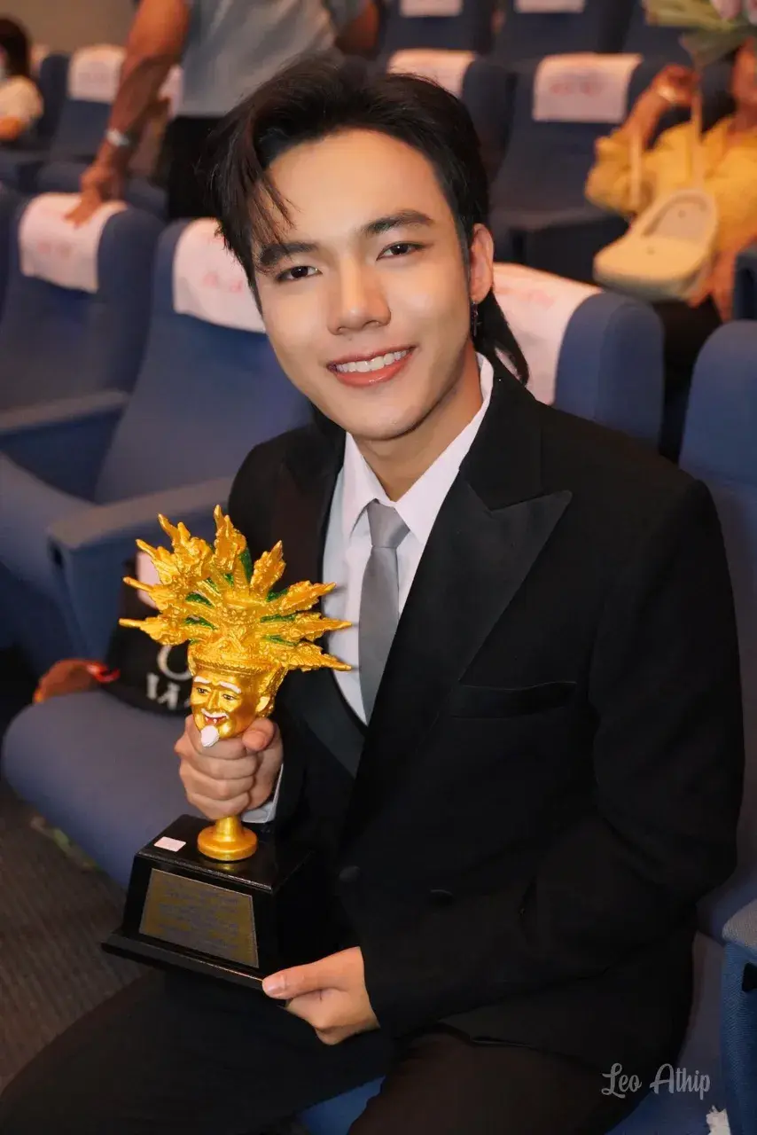 ลีโอ อธิป นักร้องลูกทุ่งดาวรุ่งชายยอดเยี่ยมแห่งปี