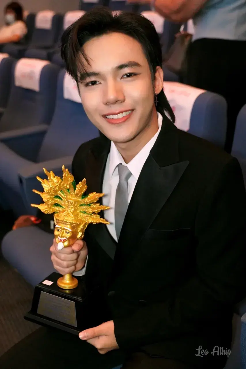 ลีโอ อธิป นักร้องลูกทุ่งดาวรุ่งชายยอดเยี่ยมแห่งปี