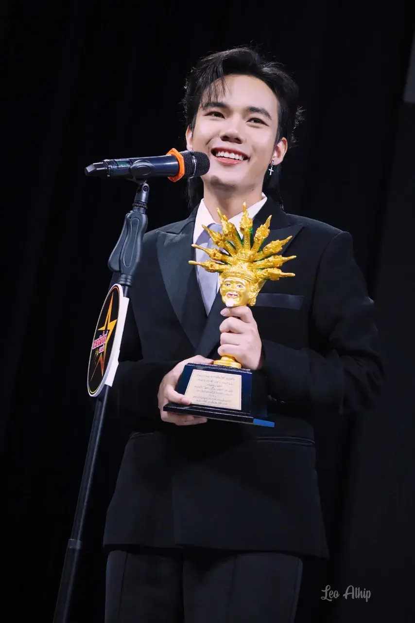 ลีโอ อธิป นักร้องลูกทุ่งดาวรุ่งชายยอดเยี่ยมแห่งปี