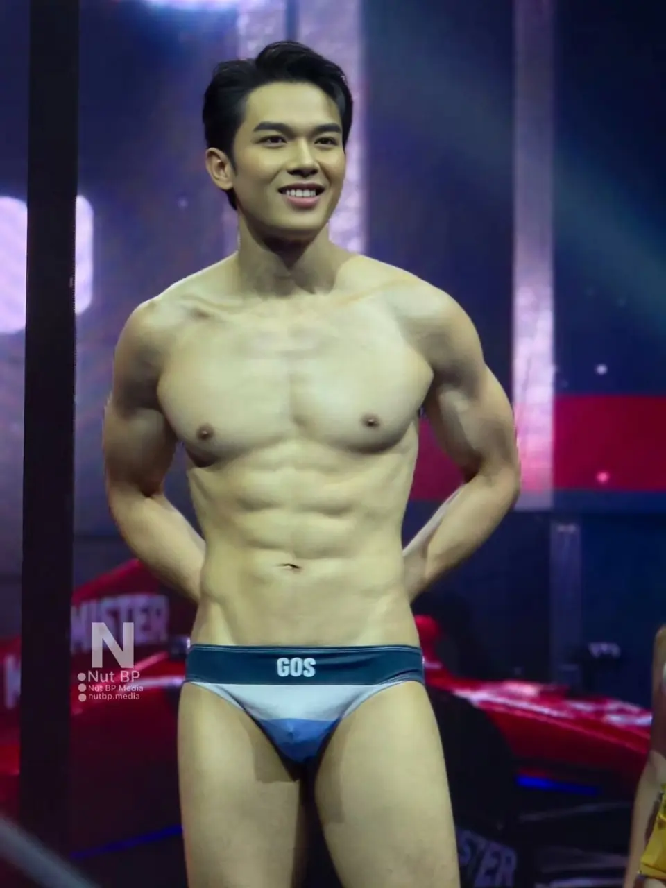 ประกวดชายหล่อ