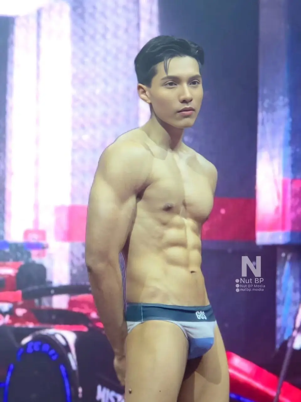 ประกวดชายหล่อ