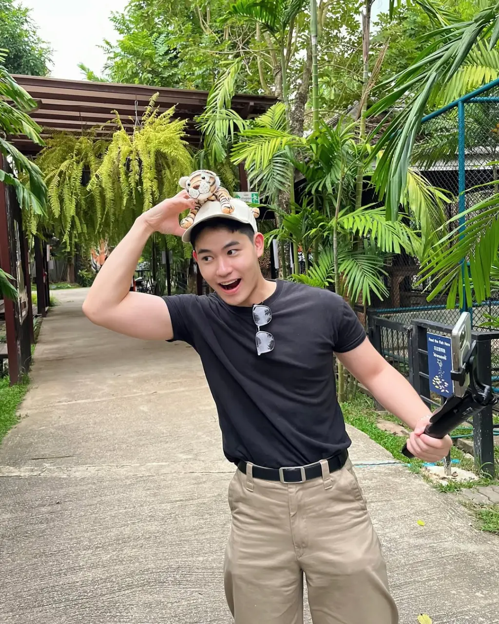 Flight attendant : NUTTAPONG SITPRASERTNAND